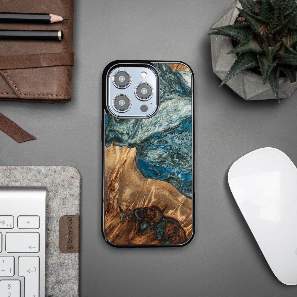 Etui Bewood Unique na iPhone 14 Pro - Planets - Ziemia (2)