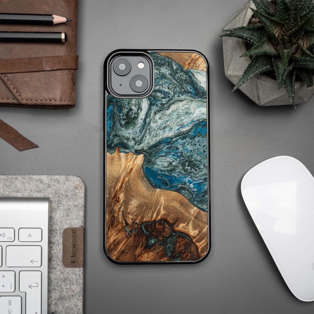 Etui Bewood Unique na iPhone 14 Plus - Planets - Ziemia (2)