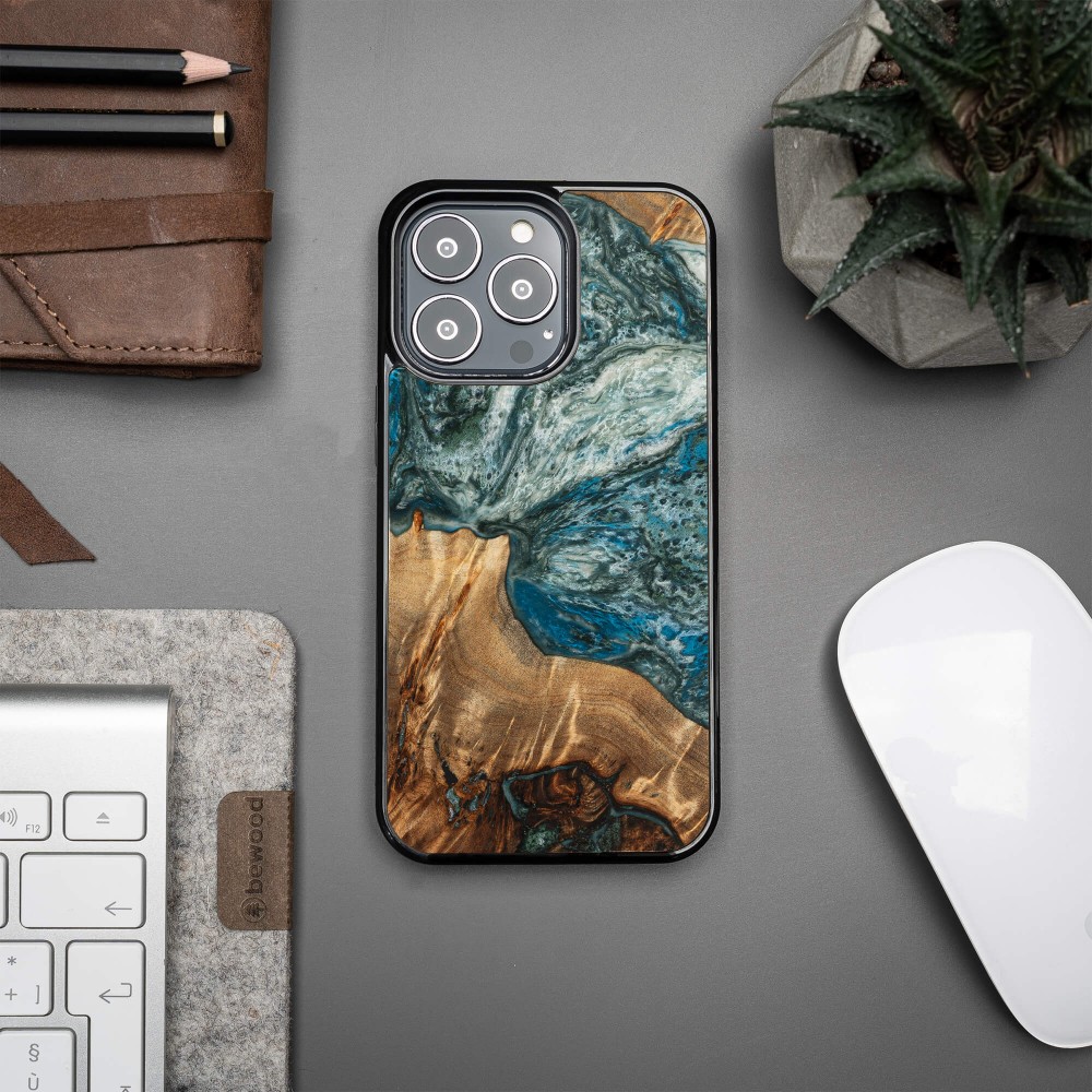 Etui Bewood Unique na iPhone 13 Pro - Planets - Ziemia (2)