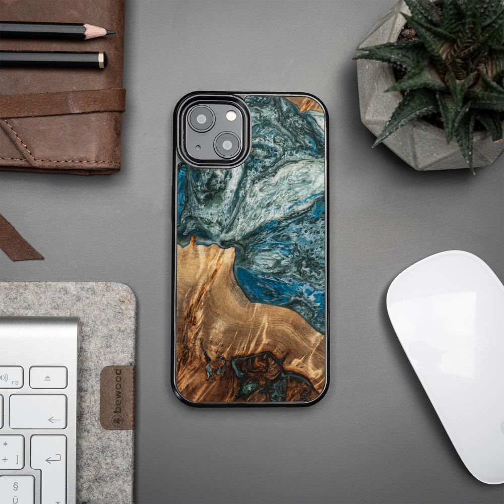Etui Bewood Unique na iPhone 13 - Planets - Ziemia (2)