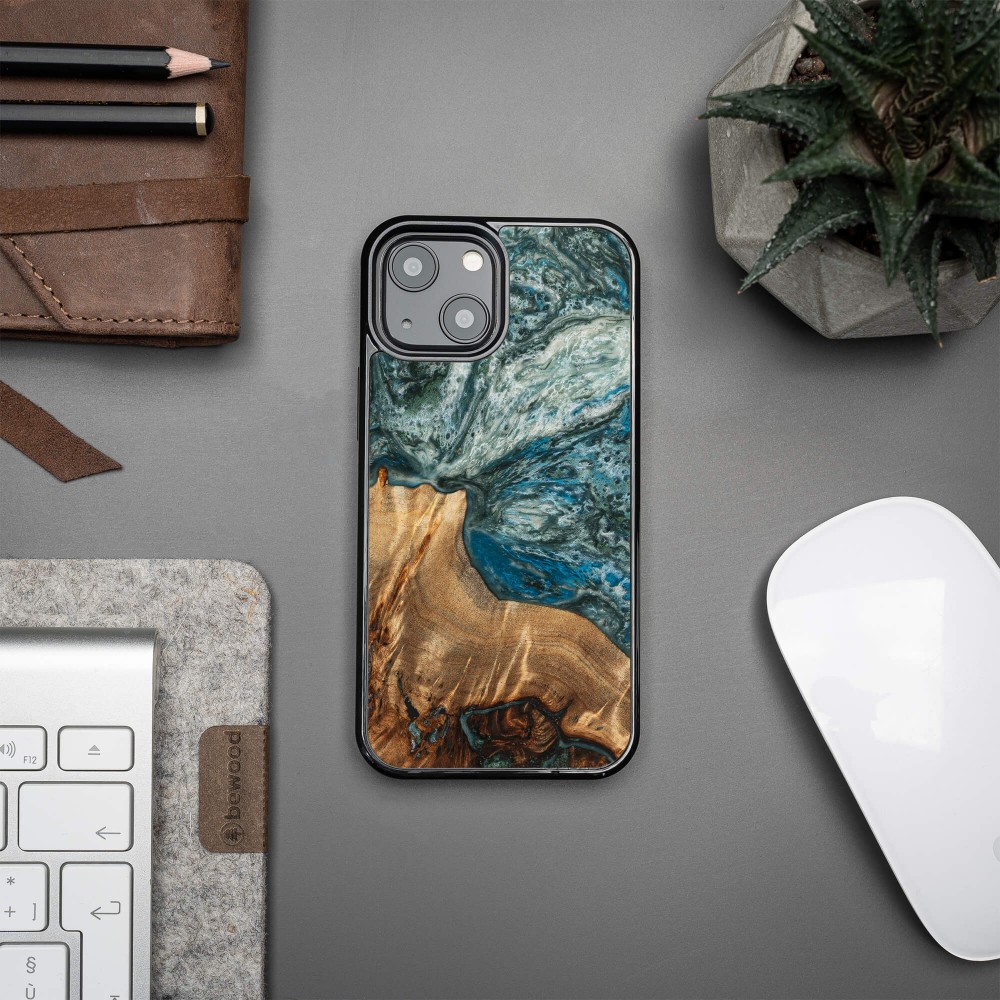 Bewood Resin Case - iPhone 13 Mini - Planets - Earth (2)