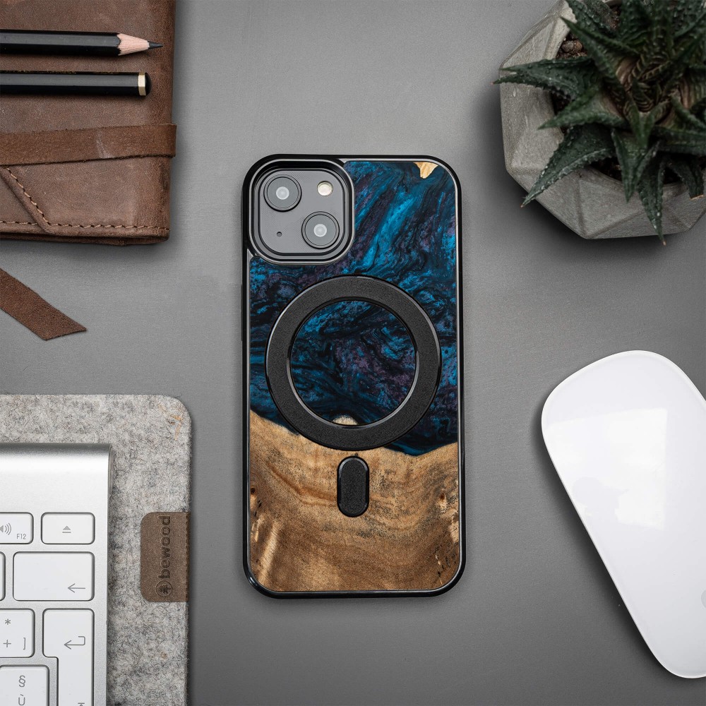 Bewood Resin Case - iPhone 14 - Planets - Neptune - MagSafe (3)