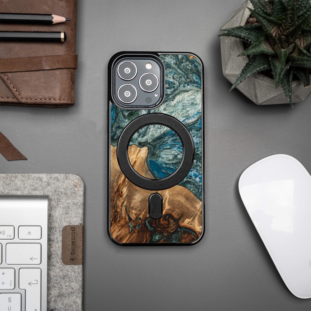 Bewood Resin Case - iPhone 13 Pro - Planets - Earth - MagSafe (3)