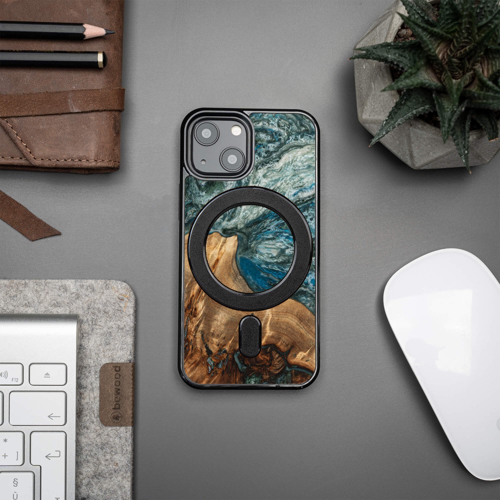 Etui Bewood Unique na iPhone 13 Mini - Planets - Ziemia z MagSafe (3)