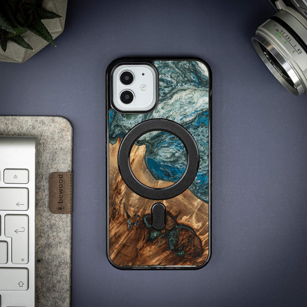 Etui Bewood Unique na iPhone 12 / 12 Pro - Planets - Ziemia z MagSafe (3)
