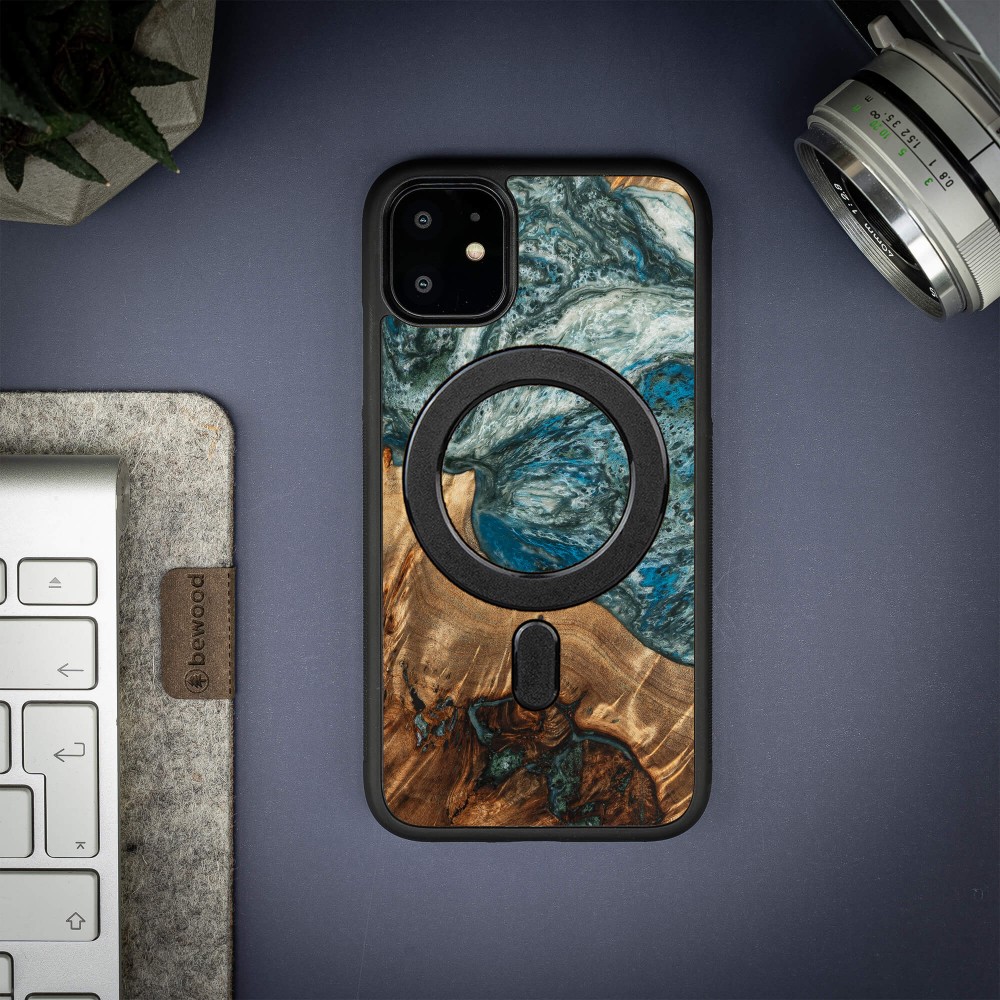 Bewood Resin Case - iPhone 11 - Planets - Earth - MagSafe (3)
