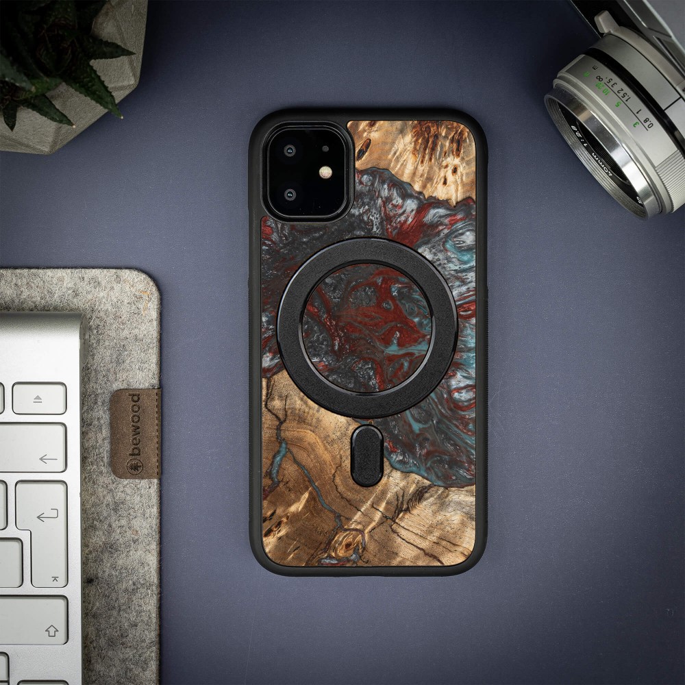 Etui Bewood Unique na iPhone 11 - Planets - Pluton z MagSafe (3)