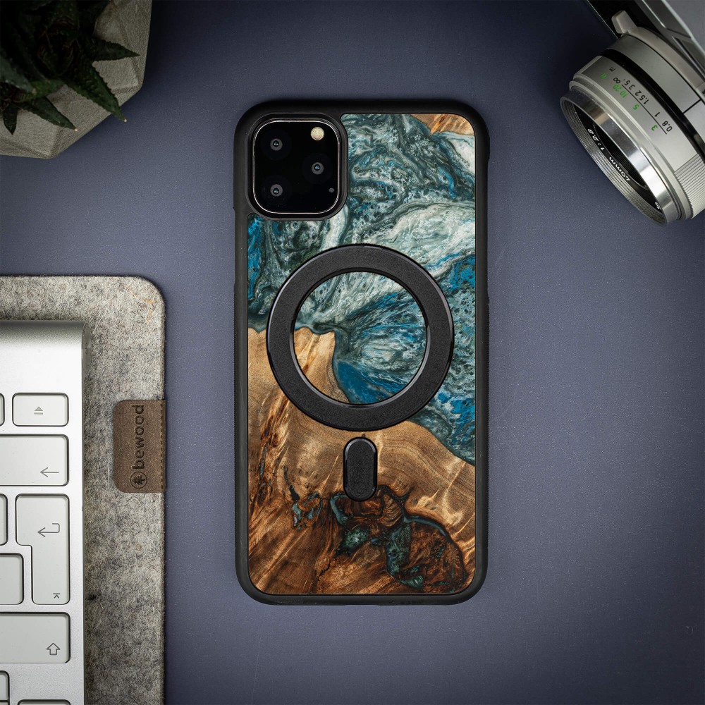 Etui Bewood Unique na iPhone 11 Pro Max - Planets - Ziemia z MagSafe (3)