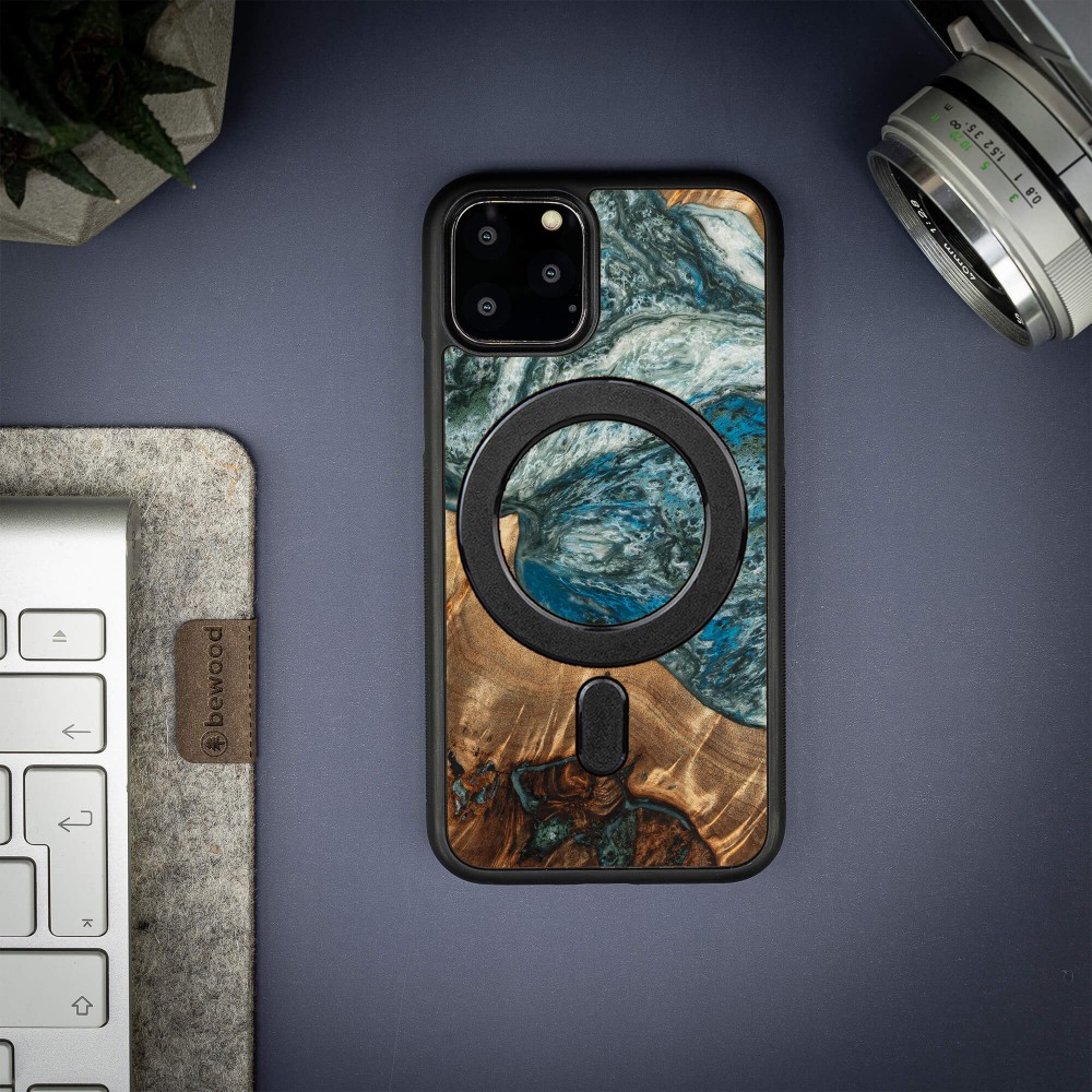 Etui Bewood Unique na iPhone 11 Pro - Planets - Ziemia z MagSafe (3)
