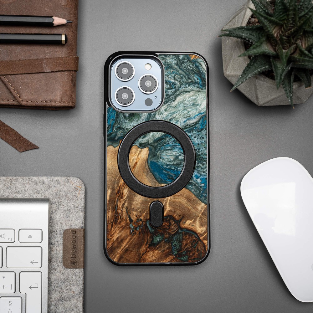 Etui Bewood Unique do iPhone 15 Pro Max - Planets - Ziemia z MagSafe (3)