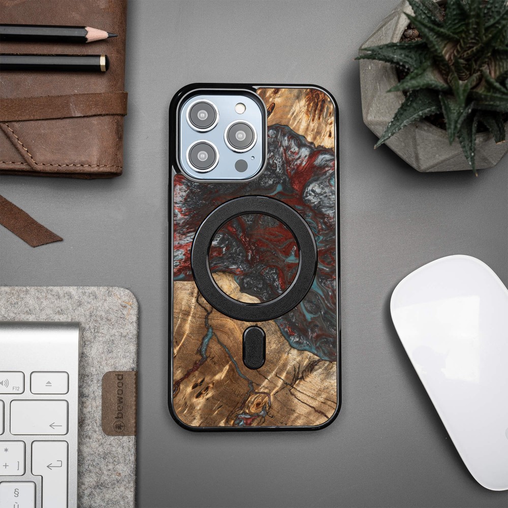Etui Bewood Unique do iPhone 15 Pro Max - Planets - Pluton z MagSafe (3)