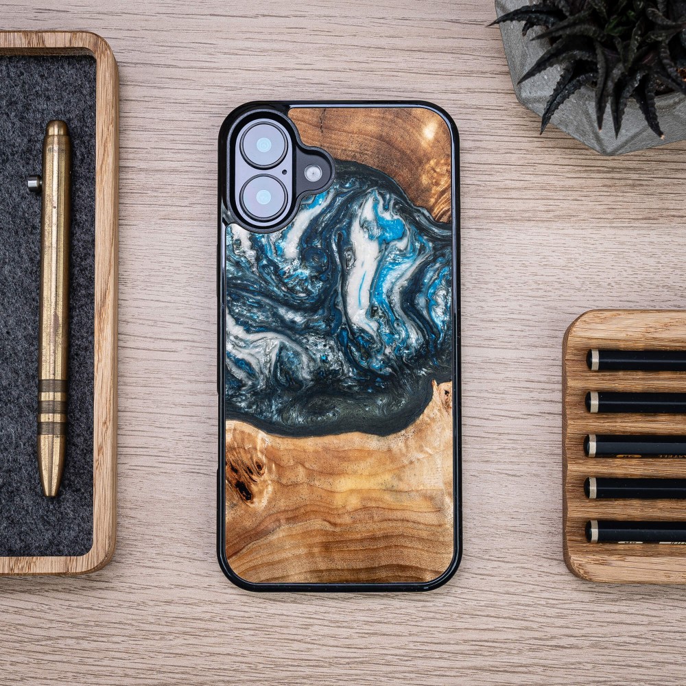 Etui Bewood Unique do iPhone 16 Plus - Planets - Ziemia (3)
