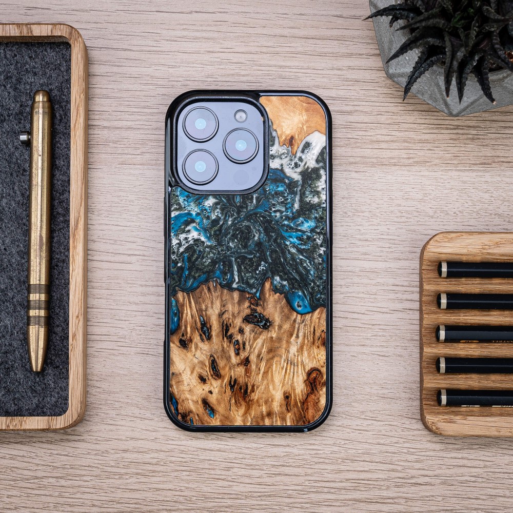 Etui Bewood Unique do iPhone 16 Pro - Planets - Ziemia (3)