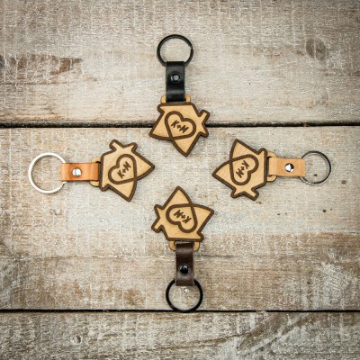 Drewniany Personalizowany Brelok Leather Dom Plus Inicjały Aniegre